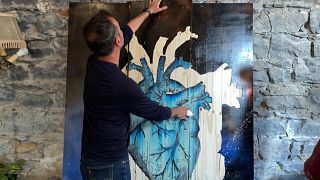 Un artiste français "pompe des cœurs" dans les rues de Lyon