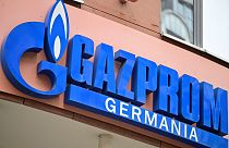 aprile 2022, il logo della sussidiaria tedesca Gazprom Germania del gigante del gas russo Gazprom nella sede centrale a Berlino