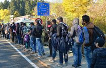 مهاجرون بعد عبور الحدود بين النمسا وألمانيا بالقرب من باساو - ألمانيا. 2015/10/28
