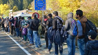 مهاجرون بعد عبور الحدود بين النمسا وألمانيا بالقرب من باساو - ألمانيا. 2015/10/28