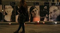 e foto delle vittime dell'incendio della discoteca "Colectiv" durante una veglia in loro memoria il 30 ottobre 2021 a Bucarest,