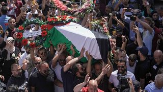 نقل جثمان الصحفية شيرين أبو عاقلة إلى مستشفى في حي الشيخ جراح في القدس. 2022/05/12