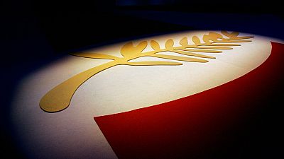 A filmfesztivál logója egy pálmalevél, amit évente másként stilizálnak - illusztráció 2007-ből