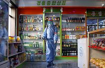 Un employé désinfecte la salle d'exposition à Pyongyang (Corée du Nord)