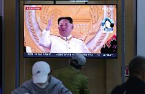 Οθόνη στη Νότια Κορέα μεταδίδει χαιρετισμό του πρόεδρου της Βόρειας Κορεάς Κιμ Γιονγκ Ουν κατά τη διάρκεια παρέλασης