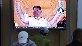 Οθόνη στη Νότια Κορέα μεταδίδει χαιρετισμό του πρόεδρου της Βόρειας Κορεάς Κιμ Γιονγκ Ουν κατά τη διάρκεια παρέλασης