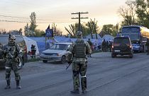 Donyecki orosz katonák őrzik a bezimennei menekülttábort
