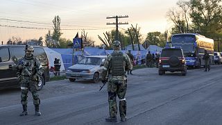 Donyecki orosz katonák őrzik a bezimennei menekülttábort