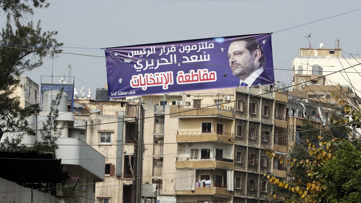 لافتة تحمل صورة رئيس الوزراء اللبناني السابق سعد الحريري وشعار كتب عليه "التزم بقرار الرئيس سعد الحريري بمقاطعة الانتخابات"، معلقة في أحد شوارع بيروت، لبنان. 