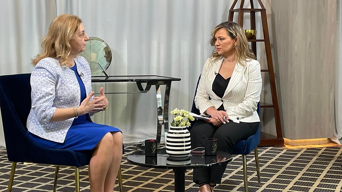 Η υφυπουργός Εξωτερικών της Ρουμανίας, Ντανιέλα Γκρίγκορε Γκίτμαν, με την δημοσιογράφο του euronews, Φαίη Δουλγκέρη 