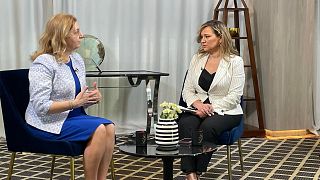 Η υφυπουργός Εξωτερικών της Ρουμανίας, Ντανιέλα Γκρίγκορε Γκίτμαν, με την δημοσιογράφο του euronews, Φαίη Δουλγκέρη