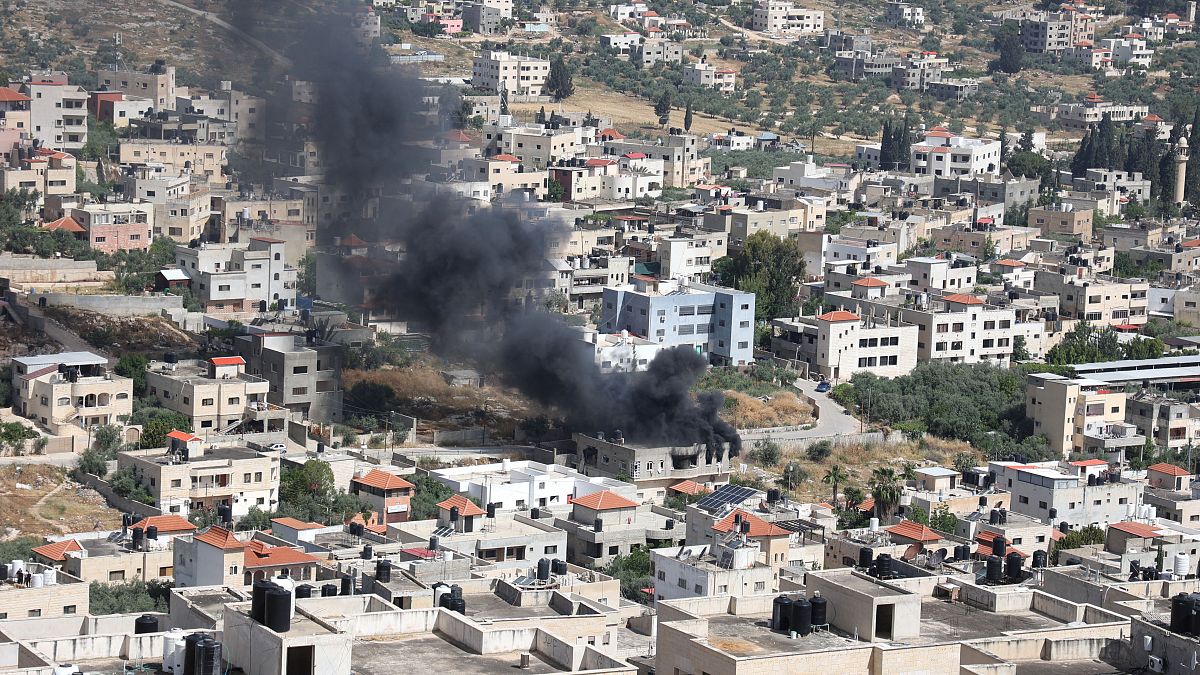 الدخان يرتفع في أحد أحياء جنين حيث كثف الجيش الإسرائيلي عملياته مؤخراً 