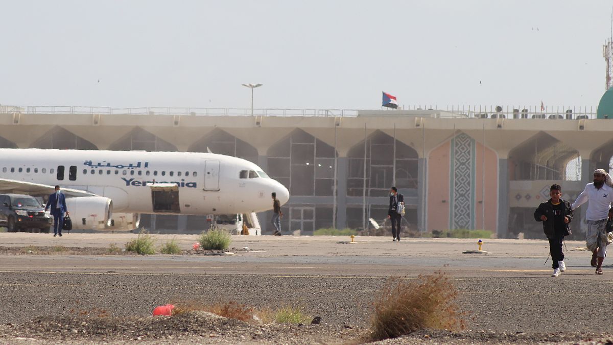طائرة في مطار عدن، اليمن.