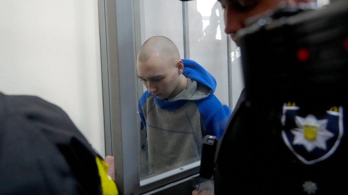 فاديم شيشيمارين، جندي روسي البالغ 21 عاما، أمام محكمة منطقة سولوميانسك بكييف لمحاكمته بتهمة القتل، أوكرانيا.