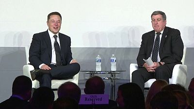 Musk diz que continua "empenhado" na compra