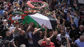 نقل جثمان الصحفية شيرين أبو عاقلة إلى مستشفى في حي الشيخ جراح بالقدس الشرقية، الخميس، 12 مايو، 2022.