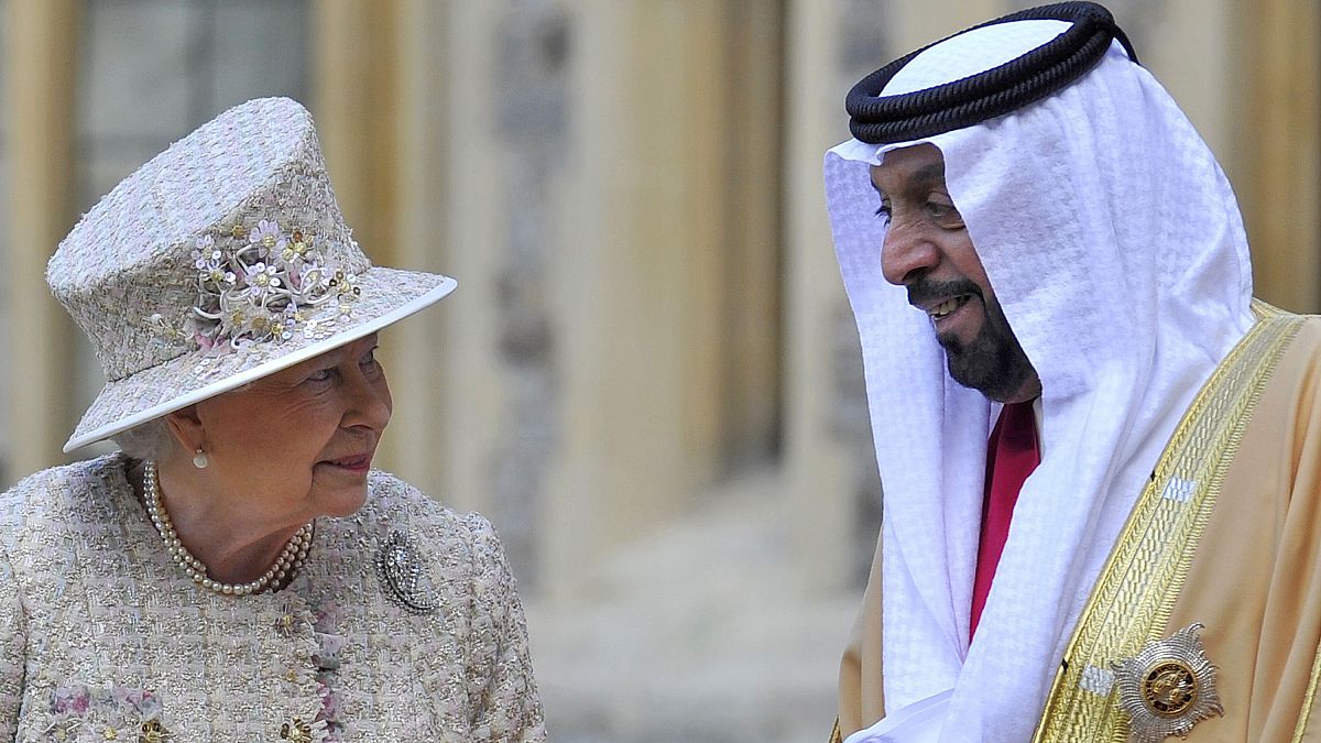 Scheich Chalifa bin Zayed Al Nahyan im April 2013 mit der britischen Königin Elisabeth II.
