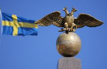 Российский двуглавый орел на фоне шведского флага в Хельсинки