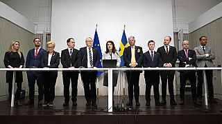 A svéd védelmi miniszter, Peter Hultqvist, és a külügyminiszter, Ann Linde biztonsági elemzők csoportjával, akikkel a NATO-csatlakozásról szóló jelentést bemutatták