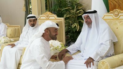 الشيخ خليفة بن زايد آل نهيان رئيس دولة الإمارات العربية المتحدة وحاكم أبوظبي إلى اليمين مع في الشيخ محمد بن زايد آل نهيان ولي عهد أبوظبي 2019