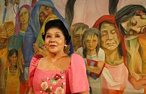 Imelda Marcos egy másik festmény előtt