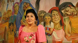 Imelda Marcos egy másik festmény előtt