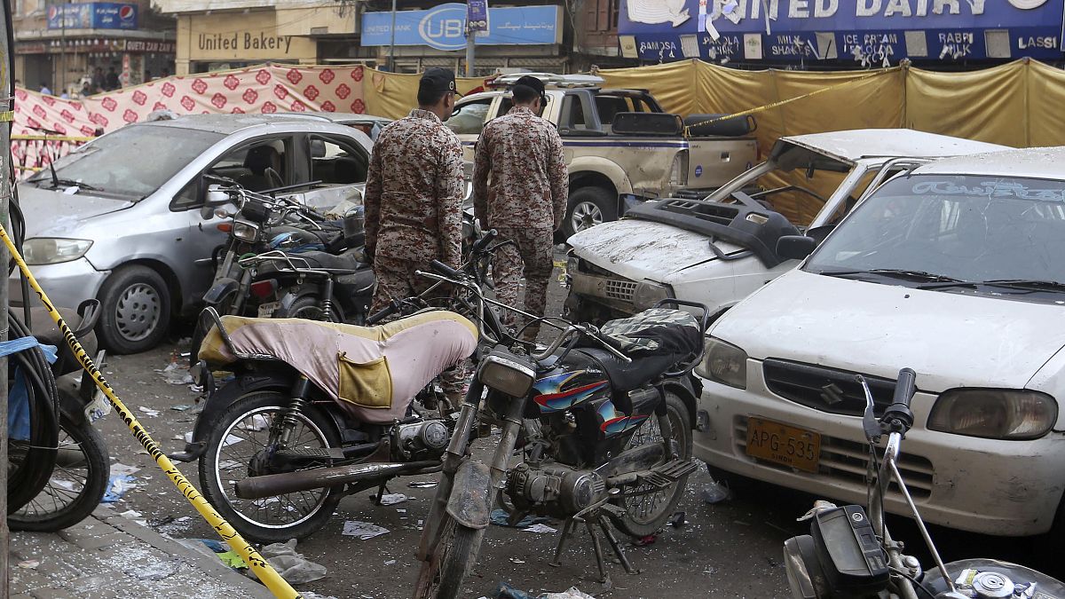 رجال أمن في موقع الانفجار، كاراتشي- باكستان 12/05/2022