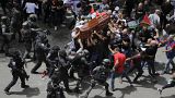 Öldürülen Filistinli kadın gazetecinin cenazesinde gerginlik