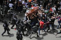 La police israélienne chargeant le cortège funèbre de la journaliste Shireen Abu Akleh à Jérusalem-Est, vendredi 13 mai 2022.