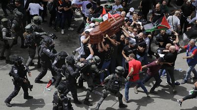 الشرطة الإسرائيلية تهاجم المشيعين وهم يحملون نعش شيرين أبو عاقلة خلال جنازتها في القدس الشرقية.