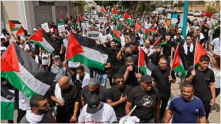 عرب مدينة اللد يتظاهرون بعد مرور عام على مقتل فلسطيني في المدينة 13/05/2022