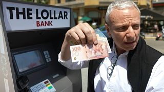 ناشطون لبنانيون يوزعون أوراقاً نقدية وهميّة في بيروت.