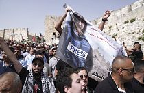 Trauergäste tragen Poster der getöteten Al-Jazeera-Journalistin Shirin Abu Akleh, 13.05.2022