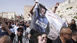 Összetűzésbe torkollott az Al-Dzsazira szerdán lelőtt arab riporterének temetési menete Jeruzsálemben.