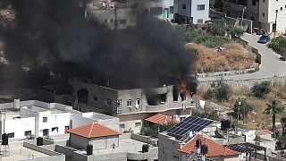 دخان يتصاعد من مبنى في مدينة جنين بالضفة الغربية في 13 مايو 2022 خلال غارة عسكرية إسرائيلية.