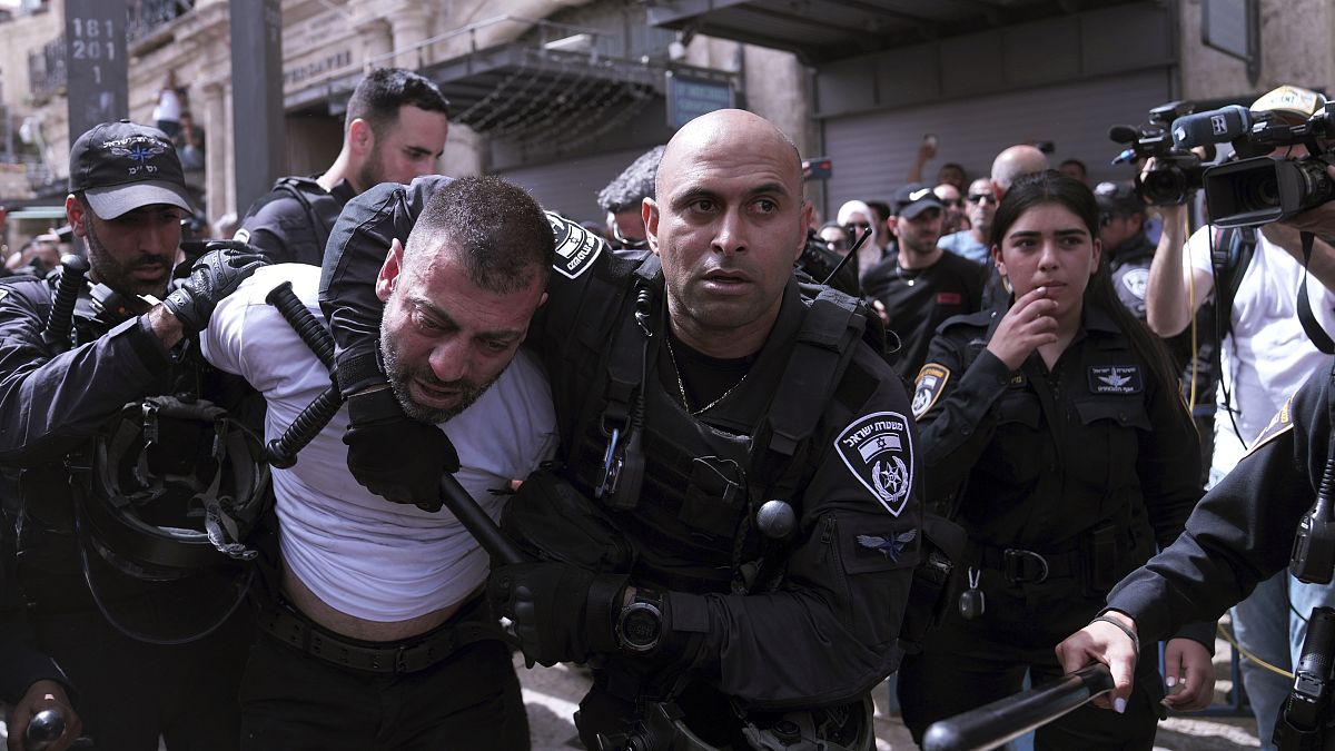  الشرطة الإسرائيلية تعتقل رجلاً خلال تشييع جنازة صحفية الجزيرة المخضرمة شيرين أبو عاقلة في البلدة القديمة بالقدس 13/05/2022