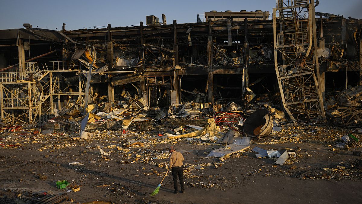 Un centre commercial détruit après une frappe de missiles russes le 9 mai, à Odessa, en Ukraine.