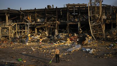 Un centre commercial détruit après une frappe de missiles russes le 9 mai, à Odessa, en Ukraine.