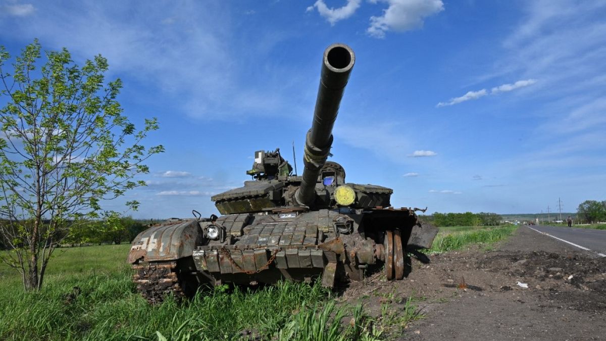 Tank az országút szélén az ukrajnai háborúban.