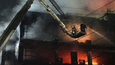 حريق في مبنى من أربعة طوابق في نيودلهي بالهند.