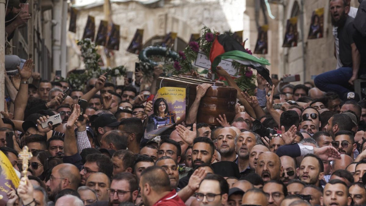 Shirín Abu Akla koporsóját viszik a jeruzsálemi Óvárosban május 13-án pénteken 