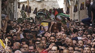 Shirín Abu Akla koporsóját viszik a jeruzsálemi Óvárosban május 13-án pénteken