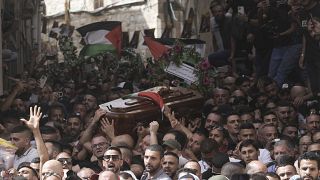 المشيعون يحملون جثمان الصحفية المخضرمة  شيرين أبو عاقلة خلال موكب جنازتها في البلدة القديمة بالقدس الجمعة 13 مايو 2022
