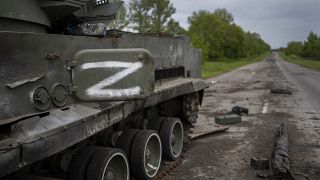 La lettre Z, devenue l'emblème russe de la guerre, sur un char russe explosé près de Kutuzivka, dans l'est de l'Ukraine, vendredi 13 mai 2022.