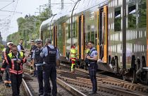 ضباط شرطة يقفون أمام قطار إقليمي في محطة هرتسوغنرات، بعد هجوم مسلح بسكين على الركاب، ألمانيا.
