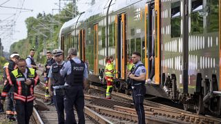 ضباط شرطة يقفون أمام قطار إقليمي في محطة هرتسوغنرات، بعد هجوم مسلح بسكين على الركاب، ألمانيا.