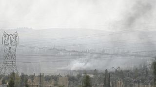 تصاعد الدخان في ريف دمشق بعد ضربة جوية إسرائيلية بحسب وكالة الأنباء السورية (سانا).