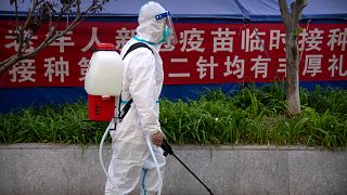 Pulvérisation de désinfectant près d'un site de test de Covid-19 à Pékin, en Chine, le 7 mai 2022