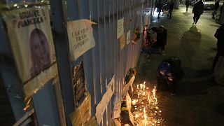 Veillée devant l'hôpital où séjournait la journaliste assassinée Francisca Sandoval qui a succombé à ses blessures, à Santiago, au Chili, jeudi 12 mai 2022.