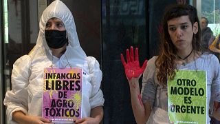 ناشطون بيئيون يتظاهرون في الأرجنتين.